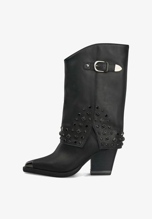 Botas de tobillo de cuero negro con puntera afilada, detalle de hebilla plateada y acentos de remaches, que cuentan con un tacón texturizado y diseño abierto en la parte delantera.