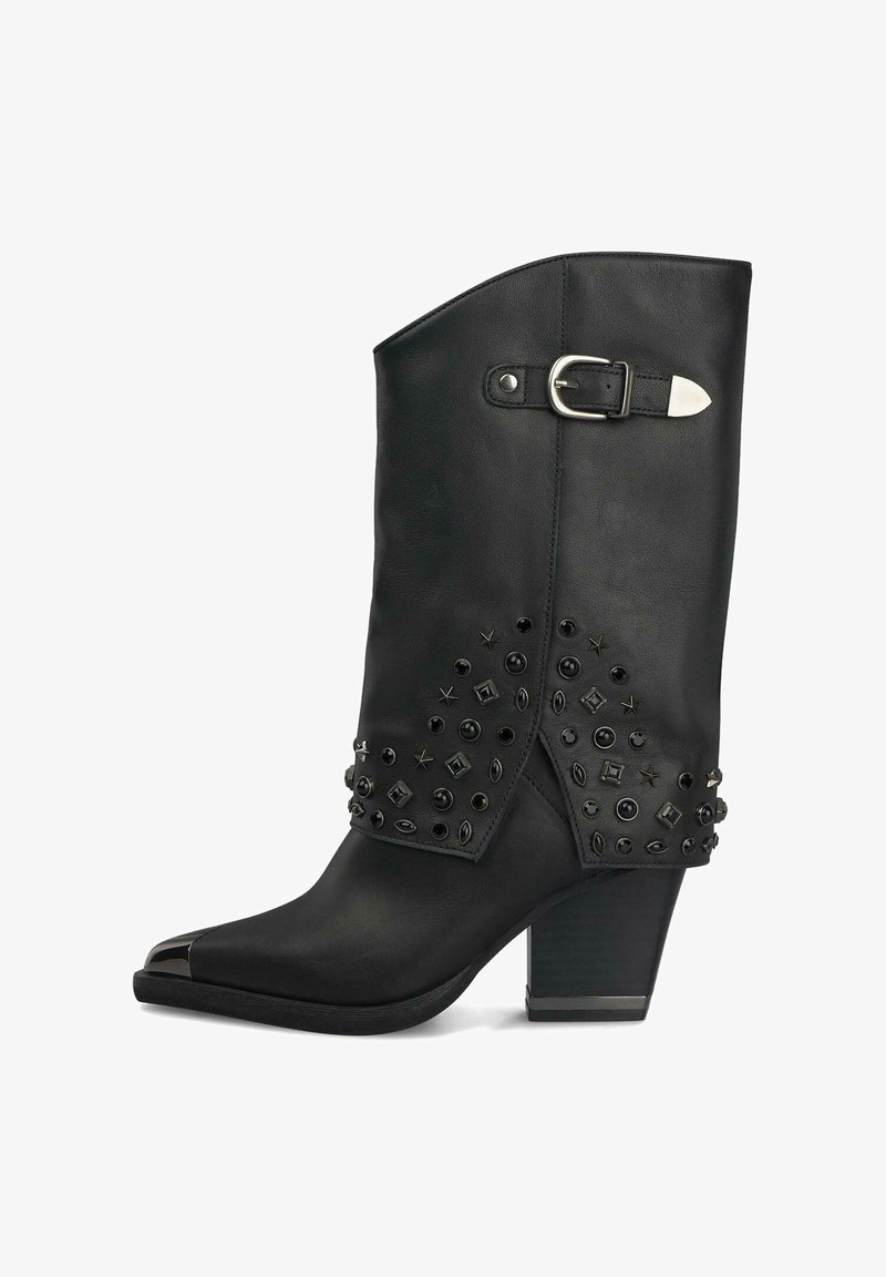 Botas de tobillo de cuero negro con puntera afilada, detalle de hebilla plateada y acentos de remaches, que cuentan con un tacón texturizado y diseño abierto en la parte delantera.