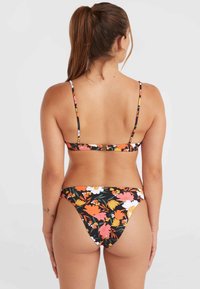 Bloemenbikini-set met een zwarte achtergrond en gekleurde bloemen. Verstelbare bandjes en een ontwerp met minimale bedekking.