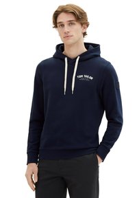 Felpa blu navy in morbido tessuto, con cappuccio regolabile, polsini a costine e logo ricamato sul petto.