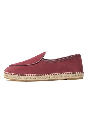 Espadrille à enfiler pour homme en daim rouge foncé avec semelle en jute tressée et garniture en cuir marron sur fond blanc.