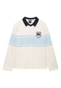 Biela košeľa s dlhým rukávom s jemnými svetlomodrými horizontálnymi pruhmi, čiernym golierom a nášivkou na hrudi s nápisom "STRIKE 91" a grafikou baseballu.