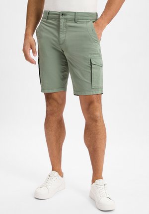 Cargo-Shorts in Olivgrün, aus leichtem Stoff. Mit zwei seitlichen Taschen mit Klappen sowie einem Knopf- und Reißverschluss.