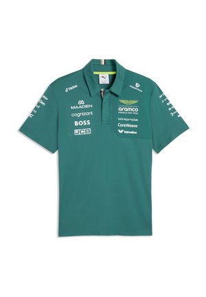 Zielona koszulka polo z krótkimi rękawami, kołnierzykiem oraz logotypami, w tym Aston Martin Aramco Formula One Team i różnych sponsorów na przodzie i rękawach.