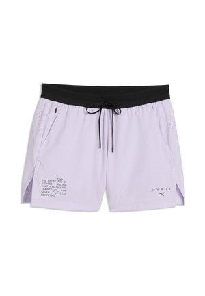 Hellviolette Sportshorts mit schwarzem elastischem Bund und Kordelzug, Reißverschlusstasche, seitlichen Schlitzen und aufgedruckten Logos auf den Vorderseiten.