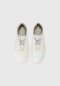 Hvite sneakers med en glatt skinnoverdel, perforerte detaljer, beige aksenter, grå lisser og en polstret såle. Størrelse 41.