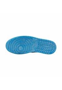 Suola di scarpa in un materiale gommoso blu chiaro, caratterizzata da motivi di battistrada circolari e lineari, marchio in rilievo e una texture liscia.