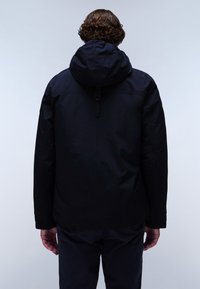 Granatowa wodoodporna kurtka z kapturem, posiadająca przednie zapięcie i regulowany dół. Widok od tyłu podkreśla gładką fakturę i minimalistyczny design.