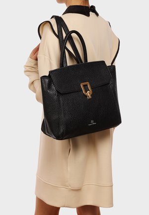 Borsa a tote in pelle nera con una finitura testurizzata, dotata di chiusura a patta e hardware in tono oro. Progettata con due manici per le spalle.