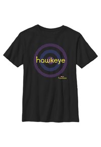 Černé bavlněné tričko s kruhovým vzorem v purpurov�é a modré barvě se slovem "hawkeye" žlutě umístěným ve středu.