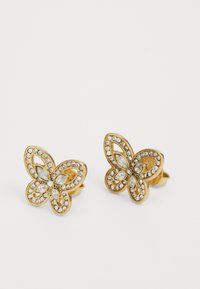 Boucles d'oreilles en or en forme de papillon avec des accents en cristal et un design détaillé comportant des sections découpées, mettant en valeur un mélange de textures et de formes.