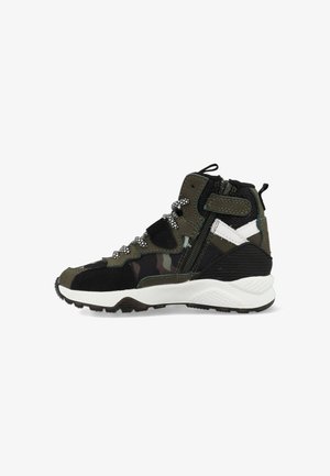 Hoge sneaker met camouflagepatroon in groen en zwart, voorzien van een witte accent, zwarte veters en een gestructureerde, gewatteerde zool.