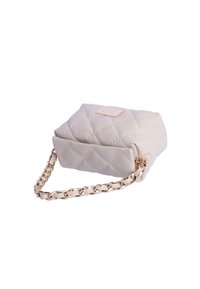 Bolso acolchado color crema con una cadena dorada como correa, presenta una forma rectangular y un pequeño parche con el logo en la parte frontal.
