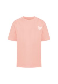 Camiseta de color durazno hecha de algodón, con un pequeño diseño de mariposa blanca en el área del pecho izquierdo. Mangas cortas y escote redondo.