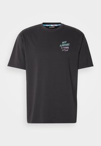 FRONT AND BACK ARTWORK  - Print T-shirt - washed black