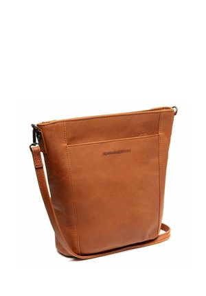 Bolso cruzado de cuero marrón con textura suave, forma rectangular, strap ajustable y parche con logo en el frente.