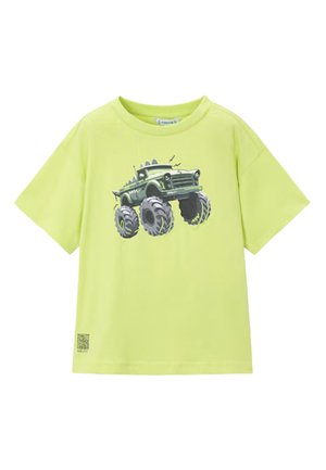 T-shirt verde chiaro a maniche corte con una grande grafica di un monster truck verde con pneumatici sovradimensionati al centro.