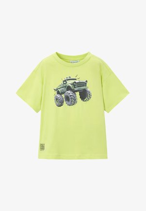 T-shirt verde chiaro a maniche corte con una grande grafica di un monster truck verde con pneumatici sovradimensionati al centro.