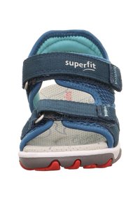 Sandale bleue et turquoise avec des sangles Velcro, semelle intérieure texturée, semelle extérieure grise et accents rouges. Comprend une doublure intérieure rembourrée pour le confort.