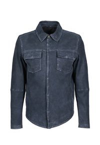 Mörkblå läderjacka med spetsig krage, två bröstfickor och en rundad nederkant. Har en texturerad yta och knappstängning.