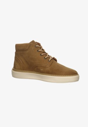 Braune Wildleder-Ankle-Boots mit hellen Gummisohlen, ausgestattet mit runden Schnürsenkeln und einer hellen Naht entlang der Sohle.