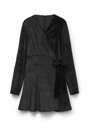 Vestido envolvente negro con mangas largas, tejido texturizado y un sutil patrón de diamantes. Cuenta con un cinturón de lazo y falda acampanada.