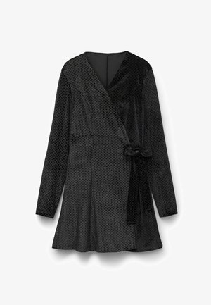 Vestido envolvente negro con mangas largas, tejido texturizado y un sutil patrón de diamantes. Cuenta con un cinturón de lazo y falda acampanada.