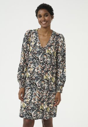 Rochie cu imprimeu floral dintr-un material ușor. Prezintă un decolteu adânc în V, mâneci lungi tip puff și o croială lejeră, cu un model multicolor pe un fundal închis.