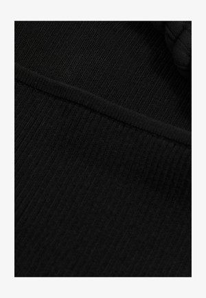 Tessuto nero a maglia con una texture a costine, caratterizzato da una cucitura liscia e un dettaglio di accento intrecciato, che enfatizza la flessibilità del materiale.