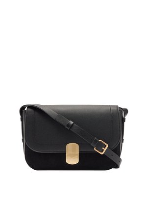 Czarna skórzana torba na ramię z regulowanym paskiem i prostokątnym zapięciem w kolorze złotym na białym tle.