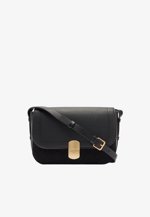 Czarna skórzana torba na ramię z regulowanym paskiem i prostokątnym zapięciem w kolorze złotym na białym tle.