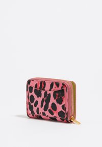 Roze en zwarte luipaardprint portemonnee met een ritssluiting, voorvakje voor kaarten, gouden hardware en een gladde textuur. Compact rechthoekig van vorm.