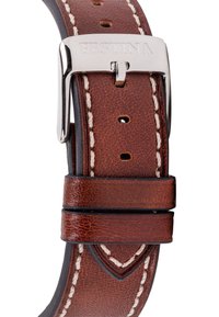 Rudas, odinis laikrodžio dirželis su balta siūle, su sidabro spalvos metaline sagtimi, išgraviruota žodžiu "FESTINA". Tekstūruotas paviršius, kelios reguliavimo skylutės.