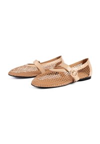 Ballerines en mesh beige avec un bout arrondi, une semelle flexible, et une bride ornée d'une boucle circulaire. Matière en mesh texturée.