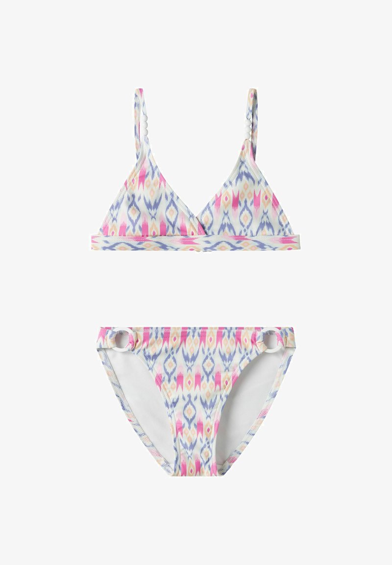 Ensemble bikini deux pièces avec motif géométrique pastel rose, bleu et beige, haut triangle avec perles sur les bretelles, et détails en anneau sur les côtés du bas.