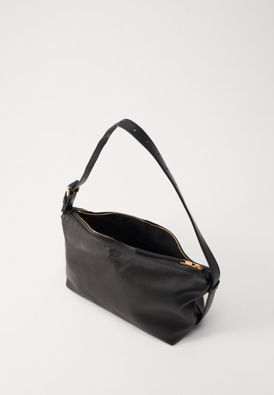 Borsa a spalla in pelle nera con chiusura a zip, texture liscia e una lunga tracolla regolabile con hardware in tonalità oro.