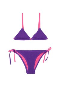 Completo bikini viola con texture e spalline rosa regolabili. Il top presenta coppe triangolari; il fondo ha lacci laterali e una fodera rosa a contrasto.