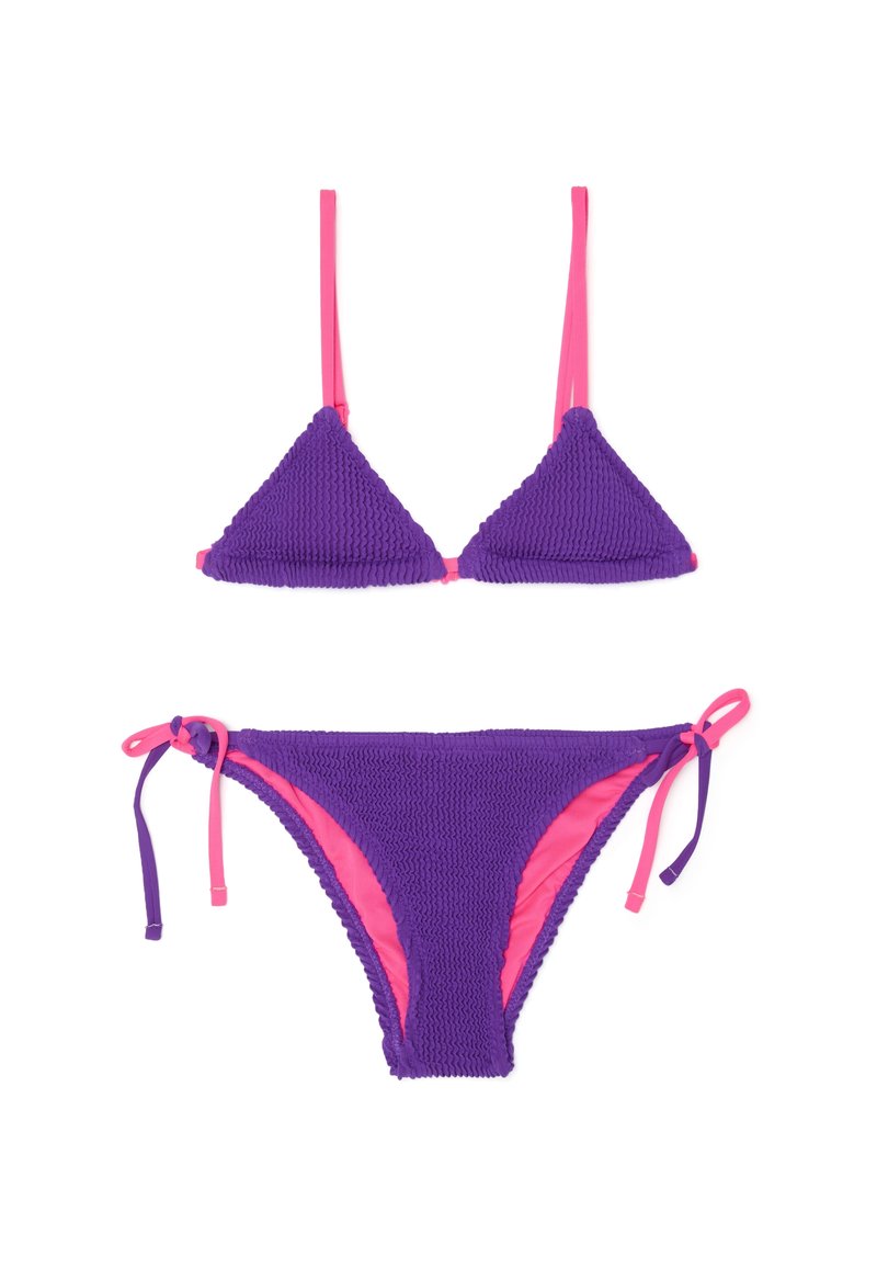 Completo bikini viola con texture e spalline rosa regolabili. Il top presenta coppe triangolari; il fondo ha lacci laterali e una fodera rosa a contrasto.