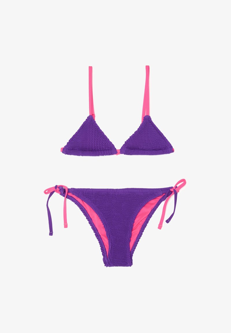 Completo bikini viola con texture e spalline rosa regolabili. Il top presenta coppe triangolari; il fondo ha lacci laterali e una fodera rosa a contrasto.