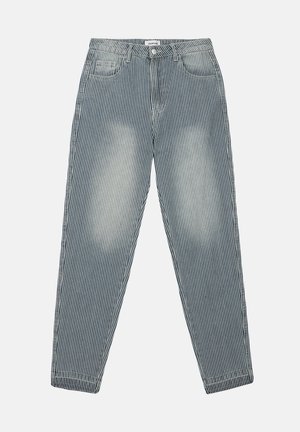 Prugaste jeans iz denima z rahlo modrim in belim navpičnim vzorcem, petimi žepi in gumbom za zapiranje, z sproščenim, zoženim krojem.