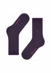 Due calzini viola disposti in modo piatto, con un logo rosa e un piccolo dettaglio decorativo su un calzino.