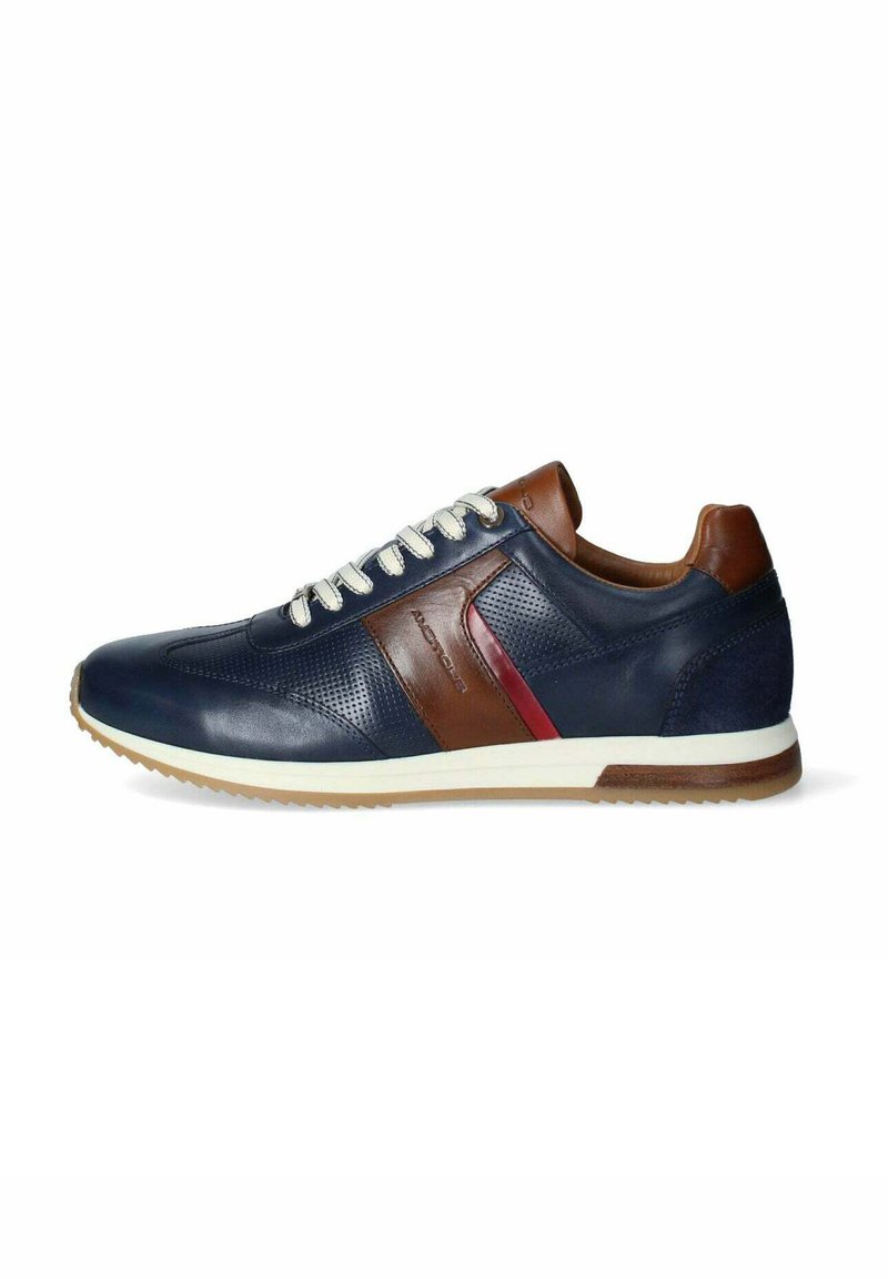 Sneaker in pelle blu navy con dettagli marroni, rifinitura laterale perforata, suola bianca e lacci crema. Presenta una punta arrotondata e una finitura testurizzata.