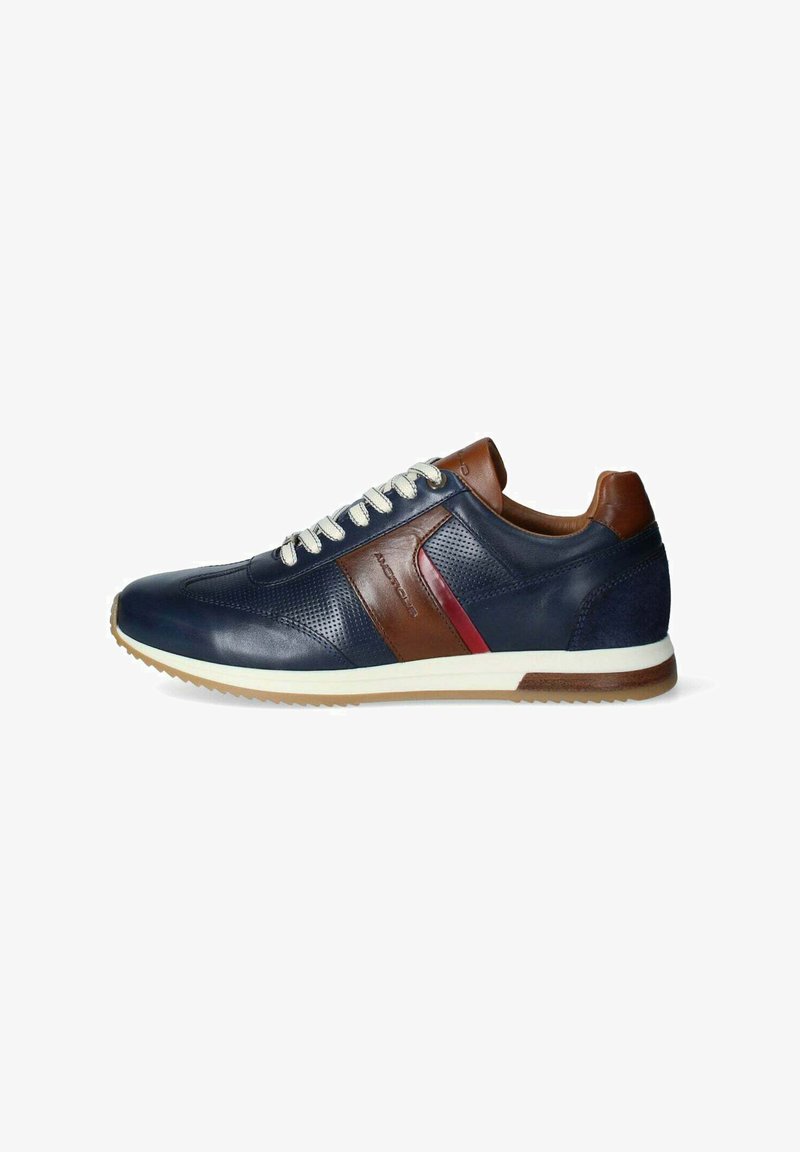 Sneaker in pelle blu navy con dettagli marroni, rifinitura laterale perforata, suola bianca e lacci crema. Presenta una punta arrotondata e una finitura testurizzata.