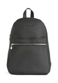 Zaino nero in finta pelle, con parte superiore arrotondata, tasca frontale con zip e manico superiore con spallacci regolabili sul retro.