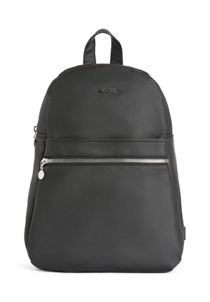 Sac à dos noir en simili cuir, avec un dessus arrondi, une poche zippée à l'avant et une poignée supérieure avec des bretelles réglables au dos.