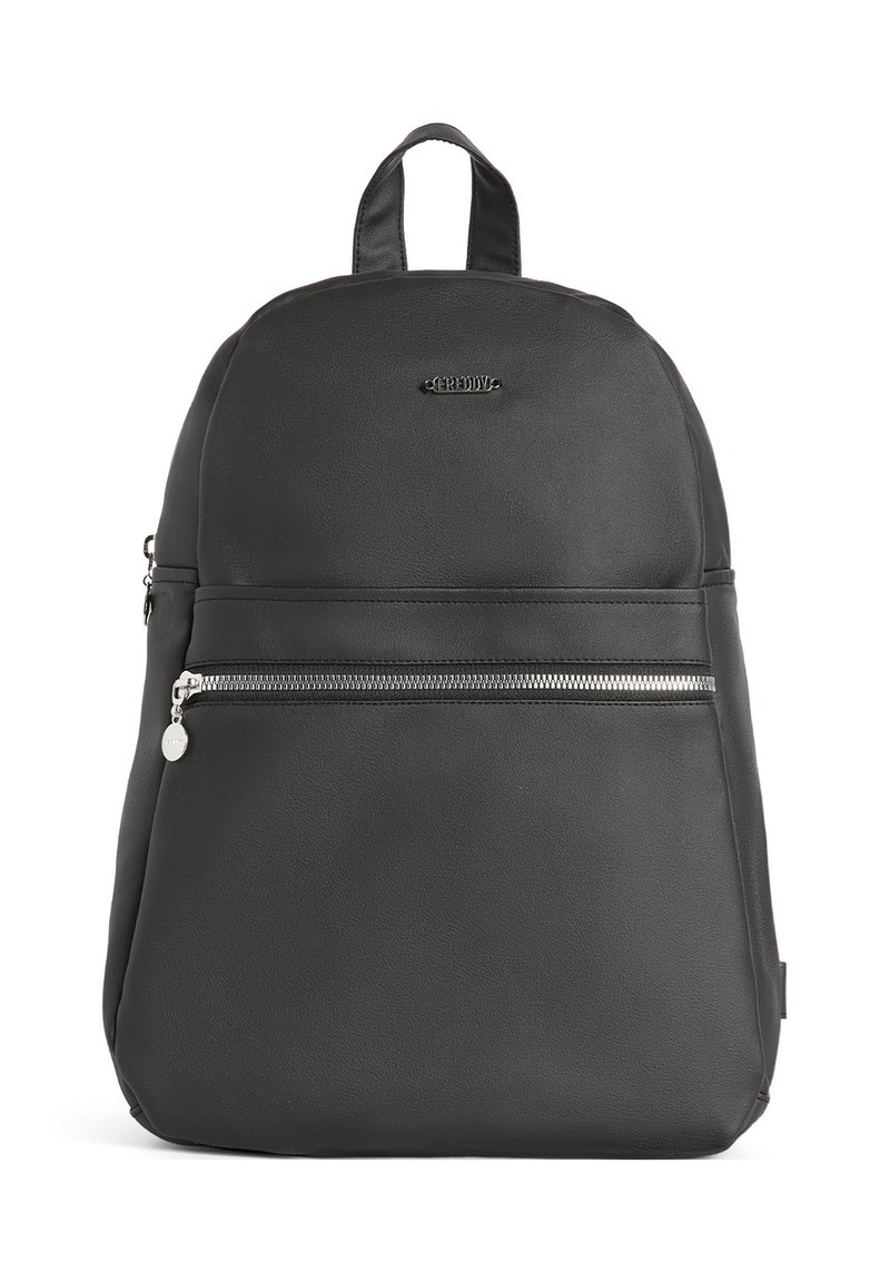 Zaino nero in finta pelle, con parte superiore arrotondata, tasca frontale con zip e manico superiore con spallacci regolabili sul retro.