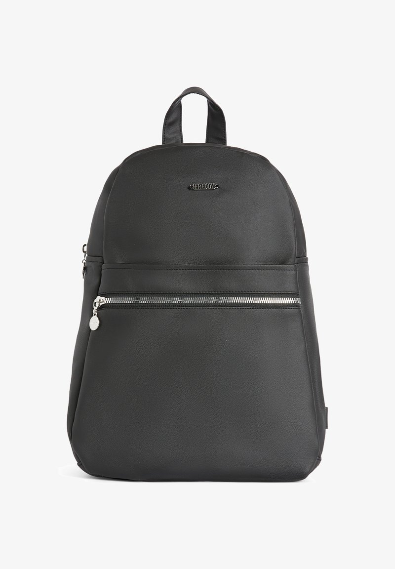 Zaino nero in finta pelle, con parte superiore arrotondata, tasca frontale con zip e manico superiore con spallacci regolabili sul retro.