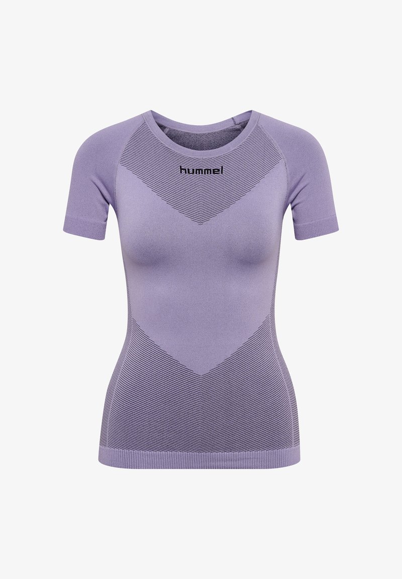 Fioletowa koszulka sportowa z krótkim rękawem, z teksturowanej tkaniny, z prążkowanym dekoltem i wzorem w zygzak na piersi. Widoczne logo marki.