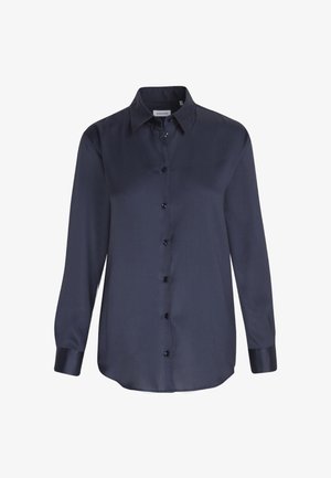 Donkerblauwe zijden blouse met lange mouwen, een puntige kraag en knoopsluiting aan de voorkant op een witte achtergrond.