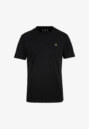 Zwart katoenen t-shirt met een ronde hals, korte mouwen en een klein gouden logo op de linkerborst. Glad textuur en eenvoudig ontwerp.